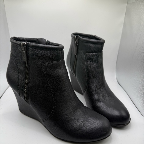 Kenneth Cole Tell Lily Pad Black Ankle Boots - Picture 3 of 4